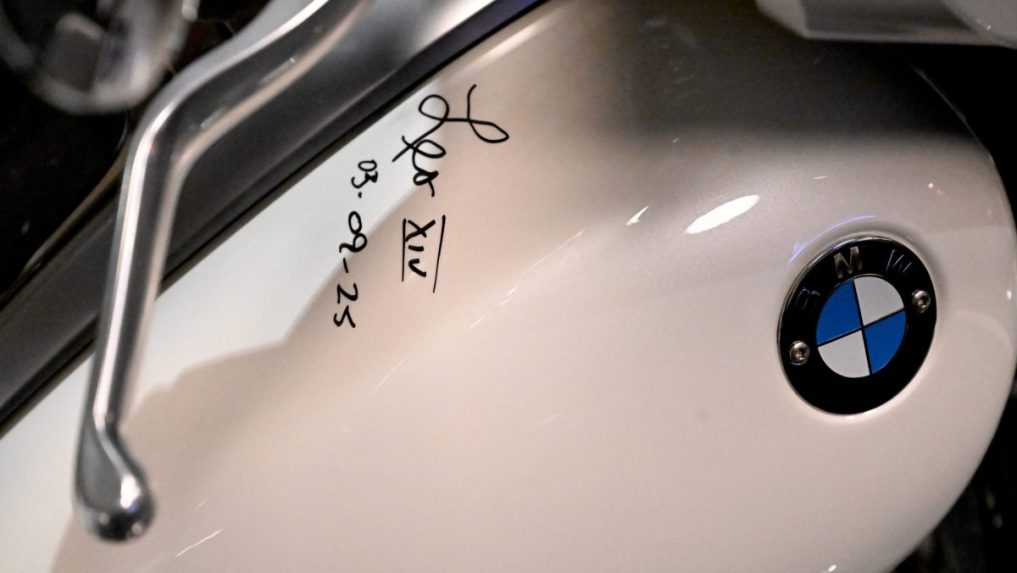 Na snímke motocykel, ktorý podpísal pápež Lev XIV.