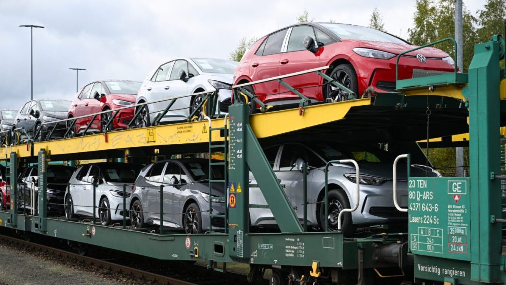 Elektromobily na nákladnom vlaku pred závodom Volkswagen v Zwickau.