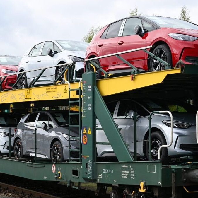 Elektromobily na nákladnom vlaku pred závodom Volkswagen v Zwickau.