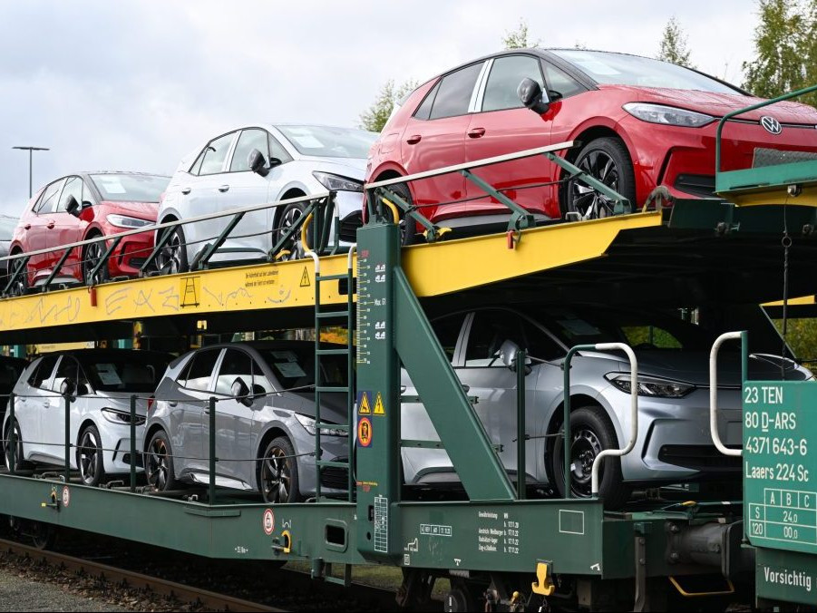 Elektromobily na nákladnom vlaku pred závodom Volkswagen v Zwickau.