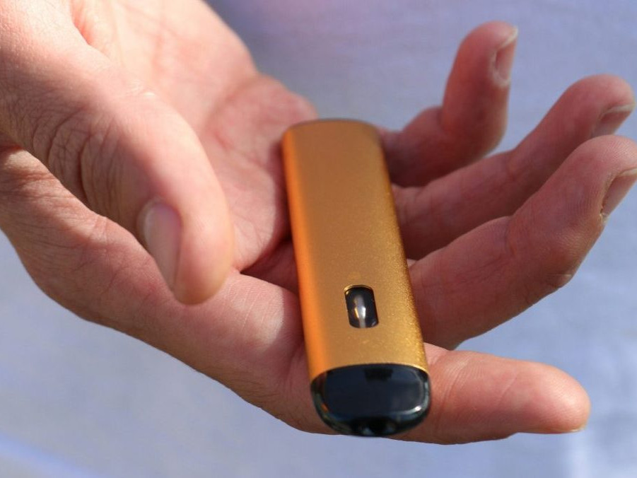 Na ilustračnej snímke elektronická cigareta.