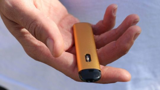 Na ilustračnej snímke elektronická cigareta.