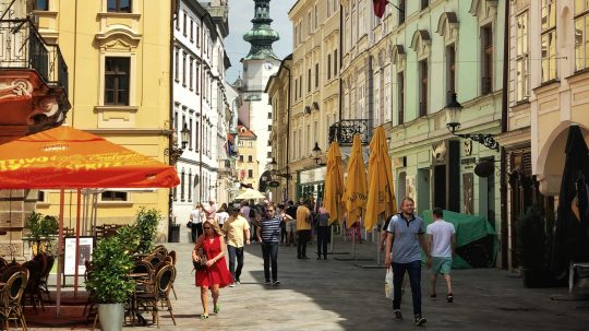 Ľudia v Bratislave.