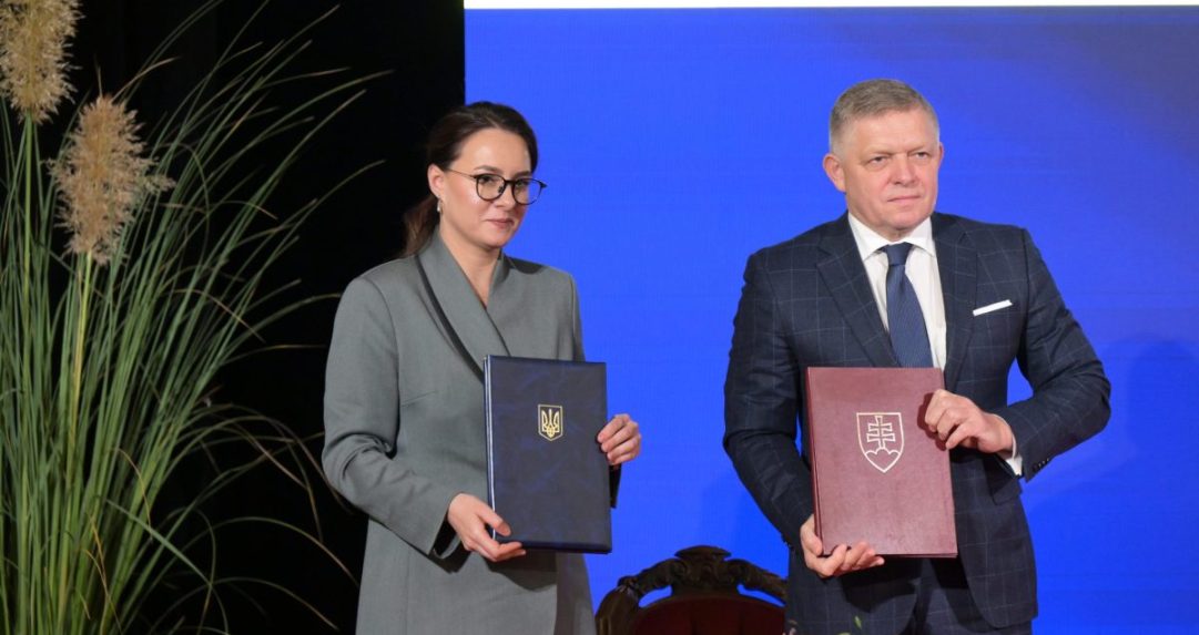 Na snímke zľava predsedníčka vlády Ukrajiny Julija Svyrydenková a predseda vlády SR Robert Fico.