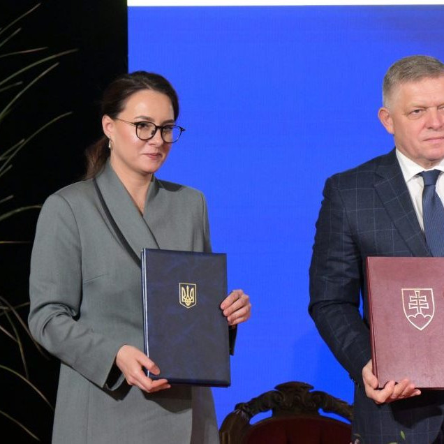 Na snímke zľava predsedníčka vlády Ukrajiny Julija Svyrydenková a predseda vlády SR Robert Fico.