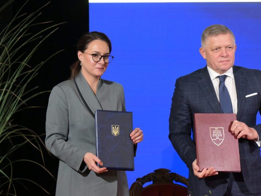 Na snímke zľava predsedníčka vlády Ukrajiny Julija Svyrydenková a predseda vlády SR Robert Fico.
