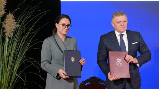 Na snímke zľava predsedníčka vlády Ukrajiny Julija Svyrydenková a predseda vlády SR Robert Fico.
