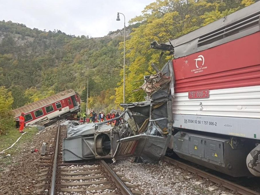 Na snímke miesto zrážky dvoch vlakov.
