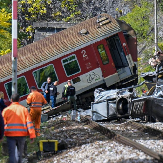 Na snímke vykoľajený vozeň po zrážke vlakov.