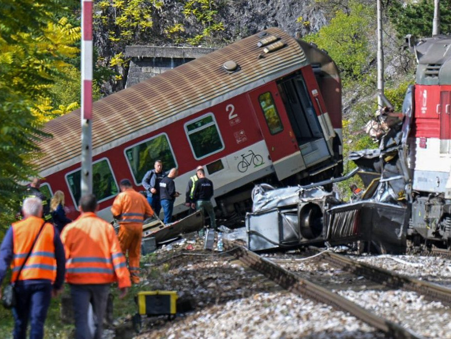 Na snímke vykoľajený vozeň po zrážke vlakov.