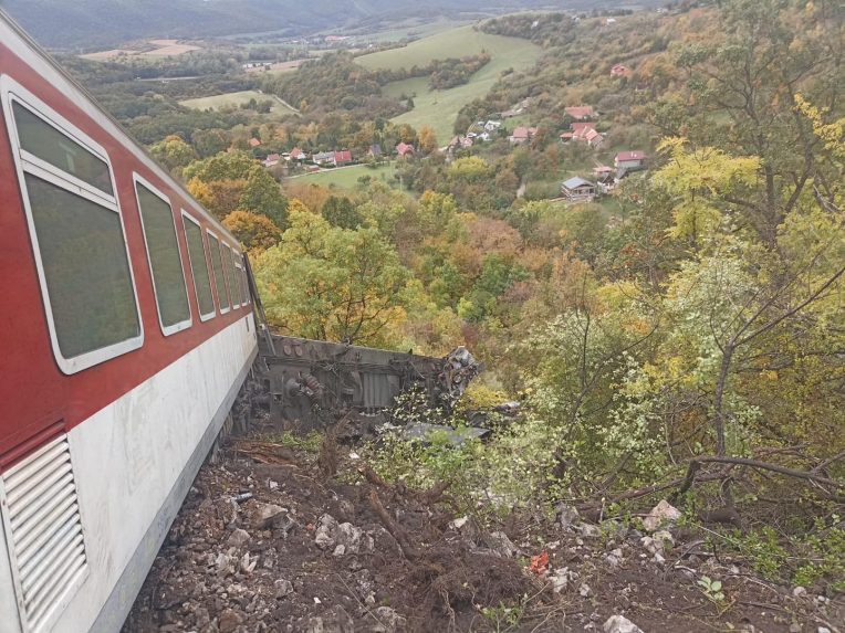 Na snímke vlak po zrážke ostal visieť nad priepasťou.