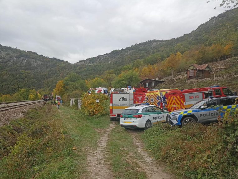 Na snímke záchranné zložky na mieste nehody.