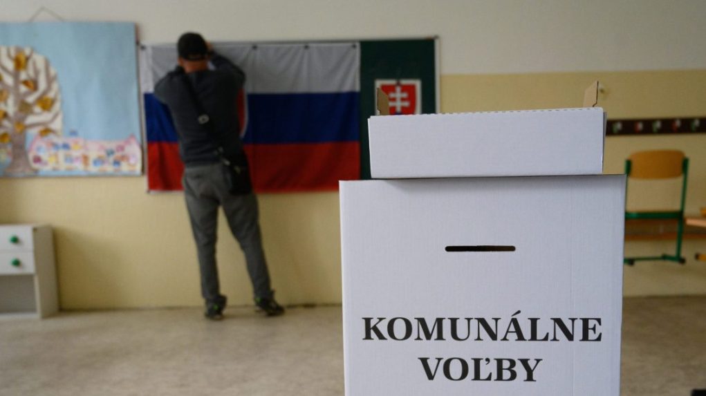 Príprava volebnej miestnosti ku komunálnym voľbám.