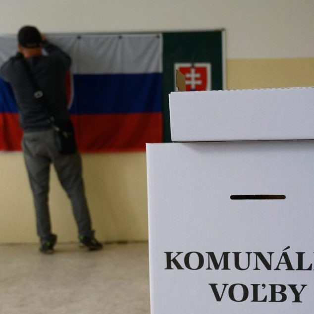 Príprava volebnej miestnosti ku komunálnym voľbám.