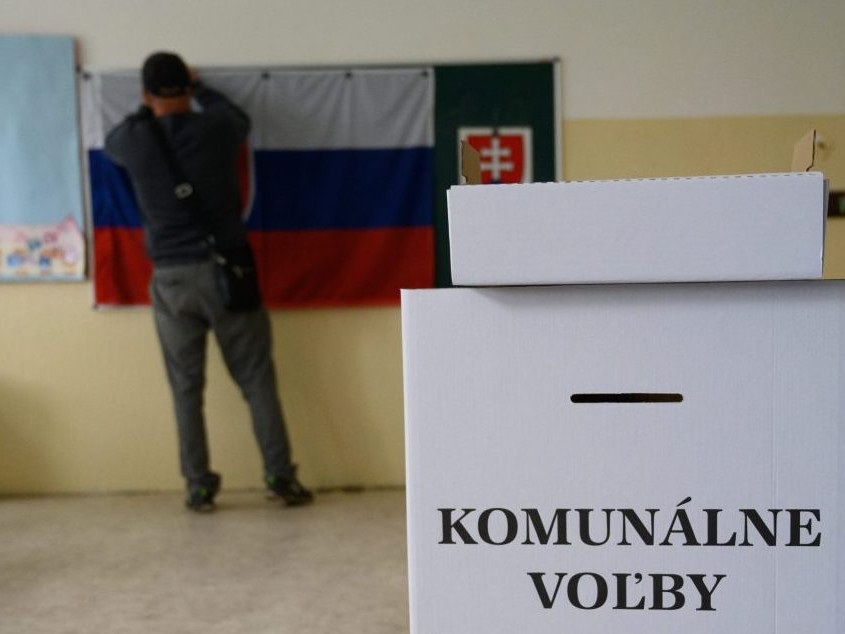 Príprava volebnej miestnosti ku komunálnym voľbám.