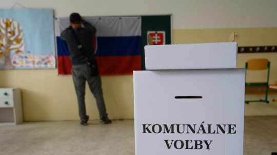 Príprava volebnej miestnosti ku komunálnym voľbám.