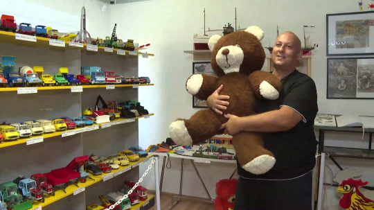 Rodičia ich obdivujú s nostalgiou, deti v nemom úžase: Zbierka retro hračiek prerástla do rozmerov múzea