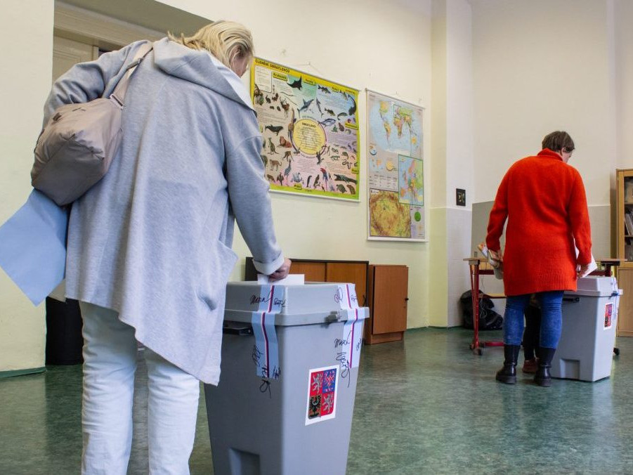 ľudia hlasujú vo českých voľbách