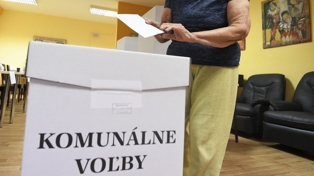 Na snímke volí žena počas komunálnych volieb.