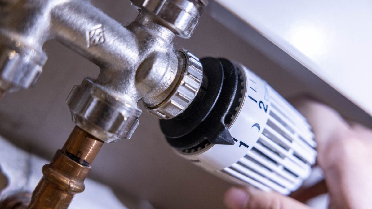 Dom&aacute;cnosti platia za teplo, aj keď ho neodoberaj&uacute;: Vykurovanie spoločn&yacute;ch priestorov vyvol&aacute;va rozpory v energopomoci