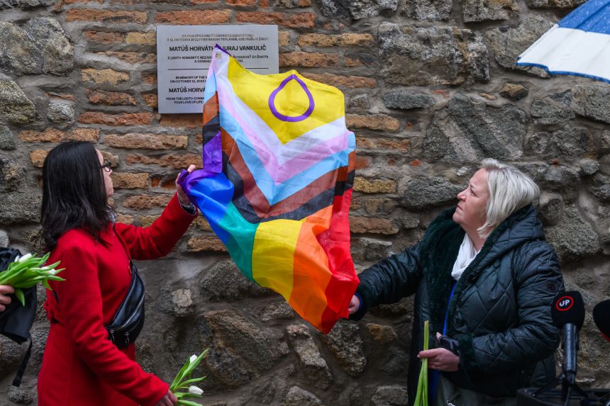 Na snímke odhalenie pamätnej tabule, ktorá bude pripomínať Juraja Vankuliča a Matúša Horvátha, obete teroristického útoku pred Teplárňou v roku 2022.