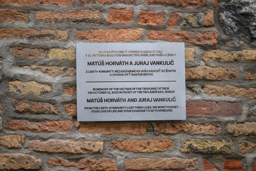 Na snímke odhalenie pamätnej tabule, ktorá bude pripomínať Juraja Vankuliča a Matúša Horvátha, obete teroristického útoku pred Teplárňou v roku 2022.