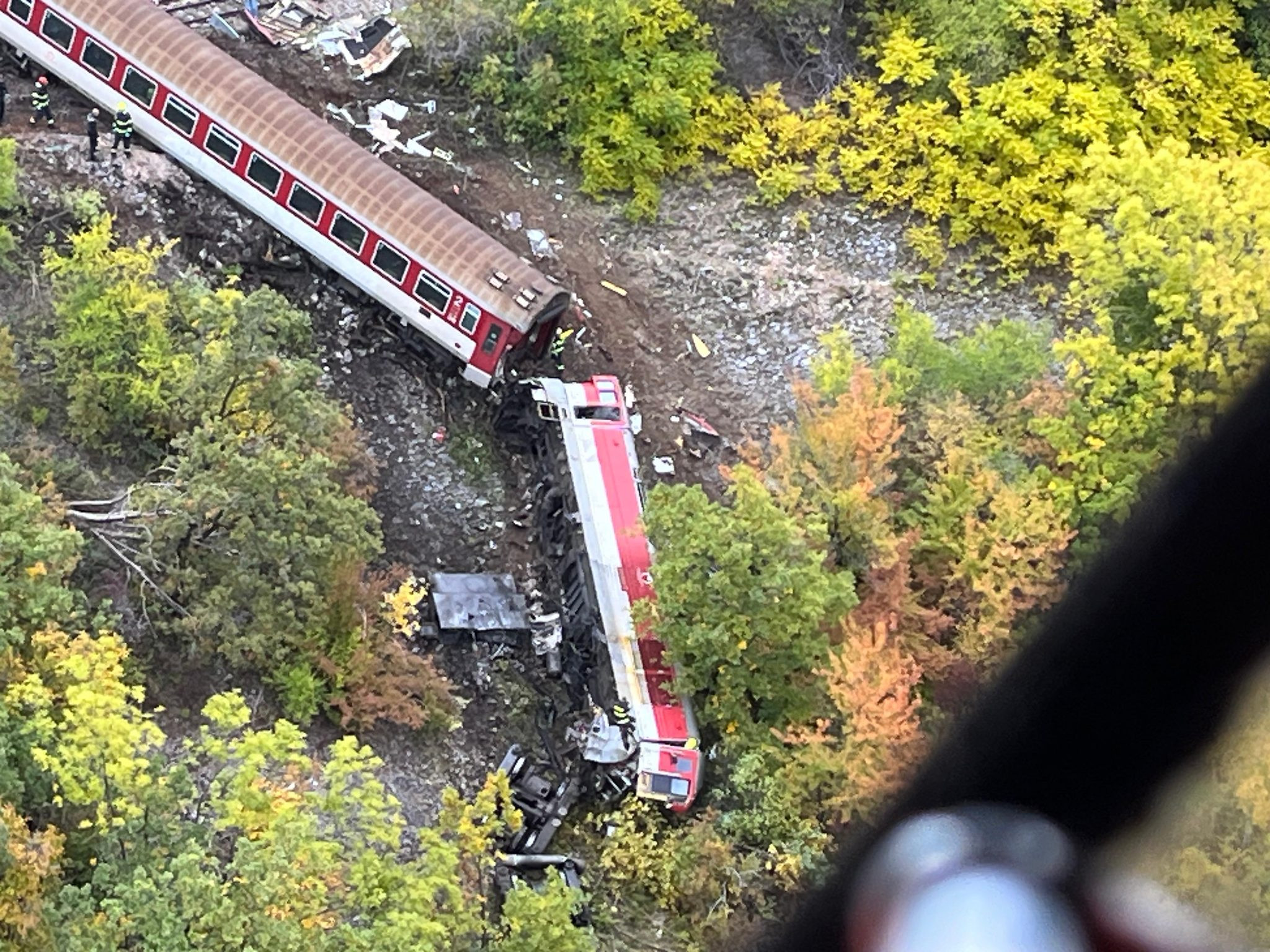 Na snímke vlak visí nad priepasťou.