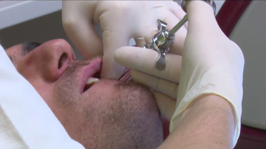 Pán Viliam je bez domova a u zubára nebol už vyše desať rokov: V novej ambulancii v Nitre ho ošetrili medzi prvými