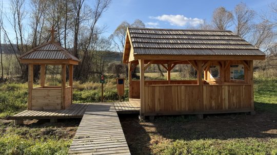 Na snímke je malá stavba altánok.