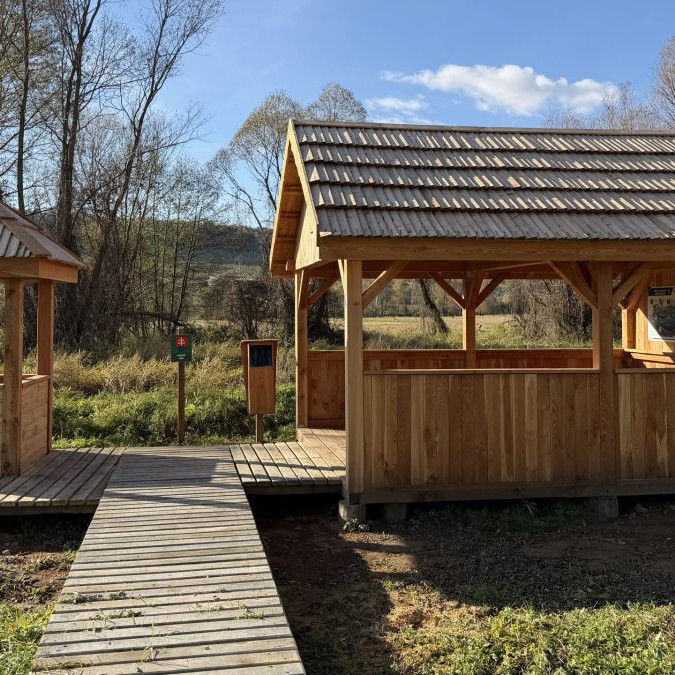 Na snímke je malá stavba altánok.