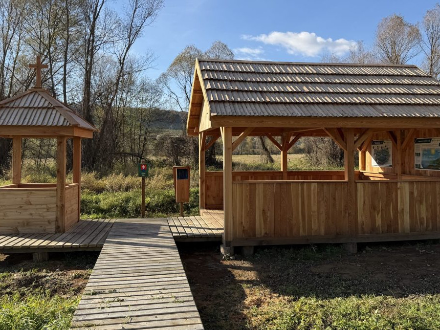 Na snímke je malá stavba altánok.