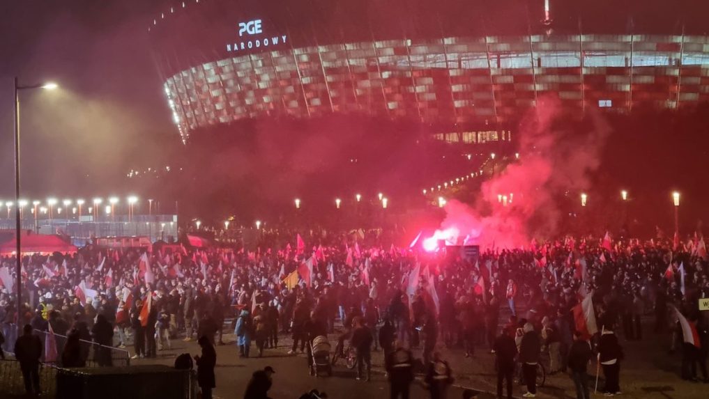 Vo Varšave sa na Pochode nezávislosti podľa mesta zišlo stotisíc ľudí: Organizátori hlásia až trikrát vyššiu účasť