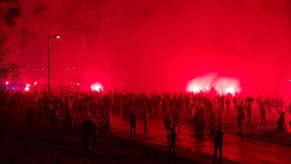 Na snímke účastníci Pochodu nezávislosti vo Varšave sa zhromažďujú pred pódiom pri Národnom štadióne.