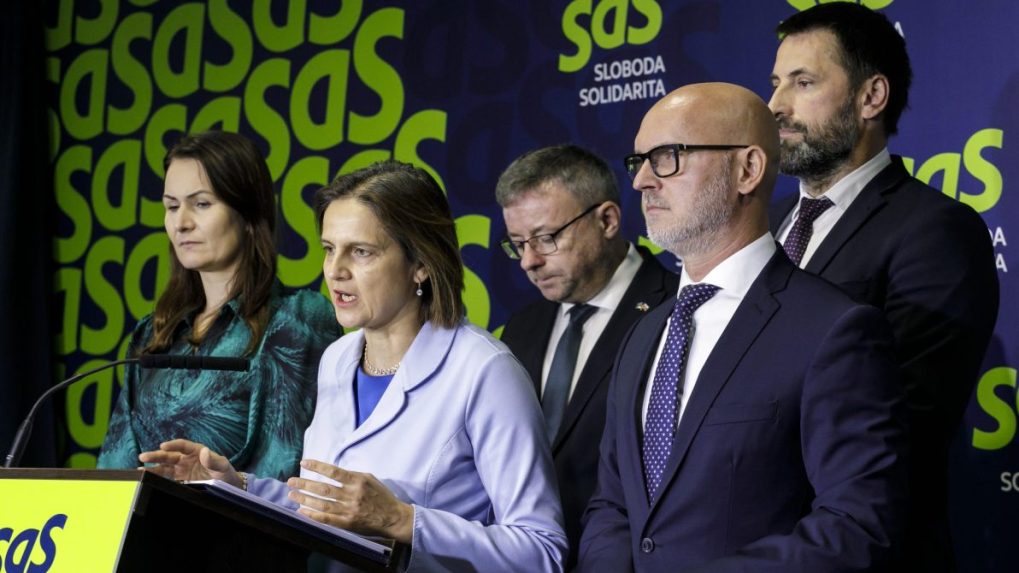 Na snímke zľava poslankyňa NRSR za SaS Martina Bajo Holečková, podpredsedníčka strany SaS Mária Kolíková, nový člen strany SaS Marián Damankoš, predseda strany SaS Branislav Gröhling a podpredseda strany SaS Marián Viskupič.