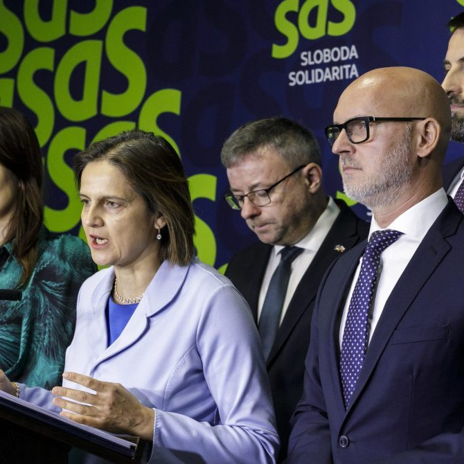 Na snímke zľava poslankyňa NRSR za SaS Martina Bajo Holečková, podpredsedníčka strany SaS Mária Kolíková, nový člen strany SaS Marián Damankoš, predseda strany SaS Branislav Gröhling a podpredseda strany SaS Marián Viskupič.