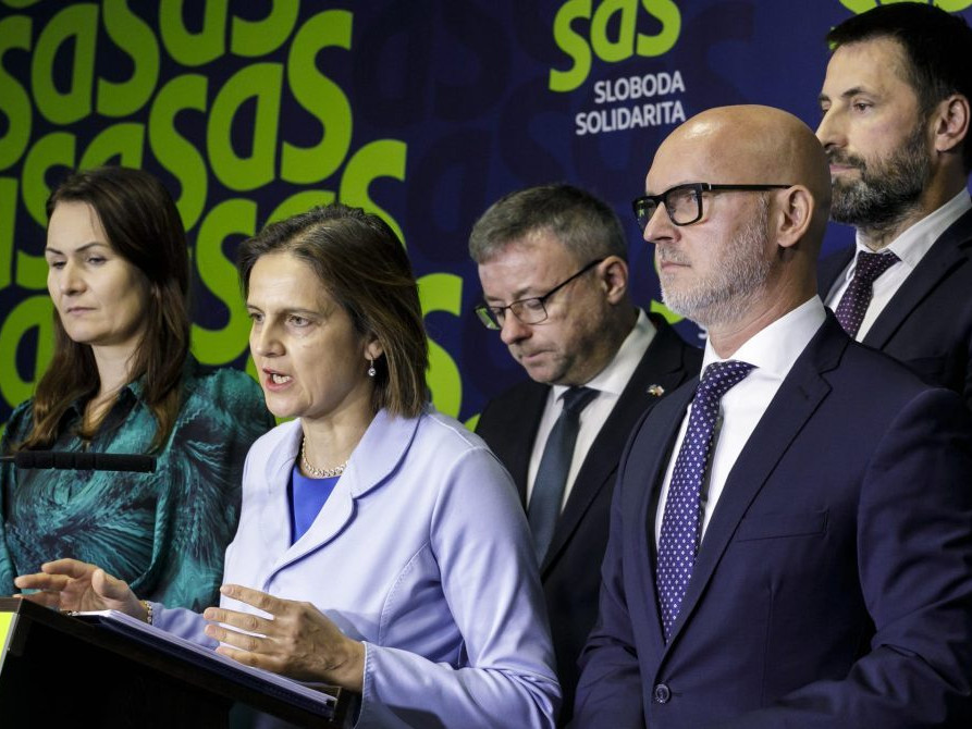 Na snímke zľava poslankyňa NRSR za SaS Martina Bajo Holečková, podpredsedníčka strany SaS Mária Kolíková, nový člen strany SaS Marián Damankoš, predseda strany SaS Branislav Gröhling a podpredseda strany SaS Marián Viskupič.