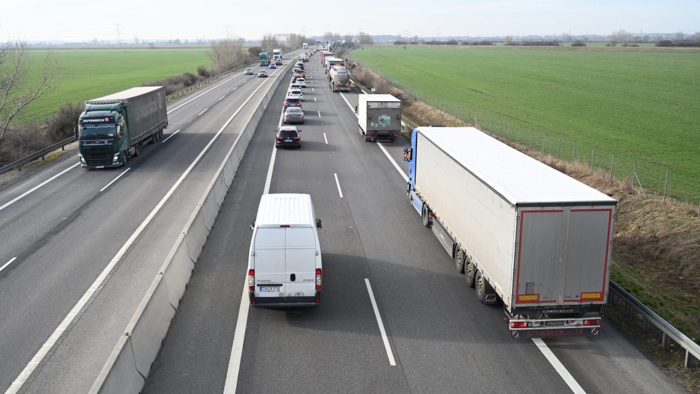 kamión na diaľnici