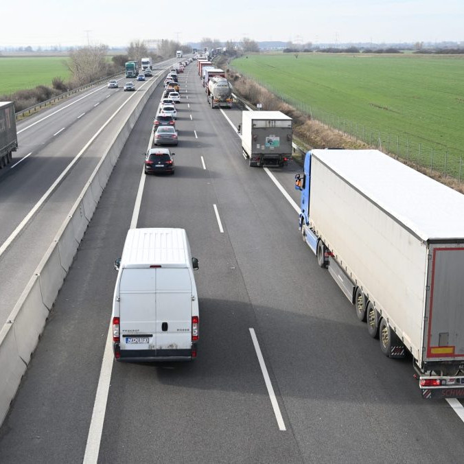 kamión na diaľnici