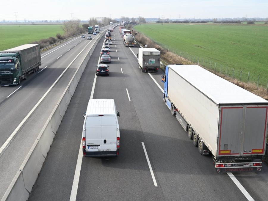kamión na diaľnici