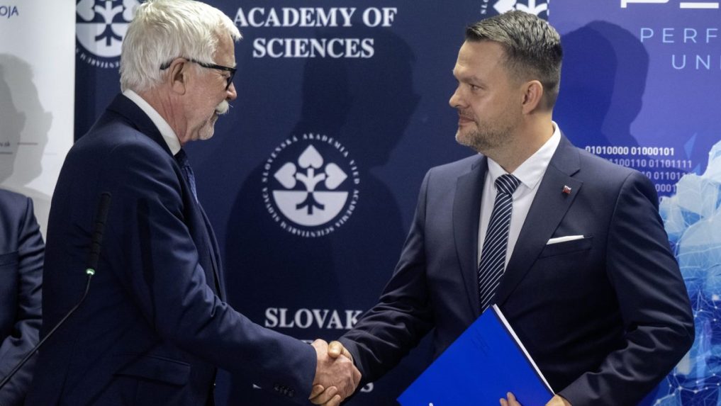 Na snímke minister investícií, regionálneho rozvoja a informatizácie Samuel Migaľ a bývalý predseda Slovenskej akadémie vied Pavol Šajgalík.