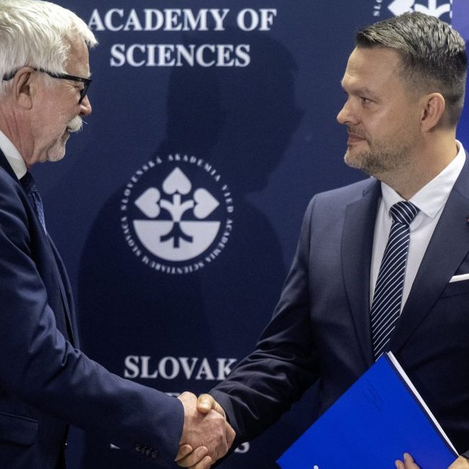 Na snímke minister investícií, regionálneho rozvoja a informatizácie Samuel Migaľ a bývalý predseda Slovenskej akadémie vied Pavol Šajgalík.