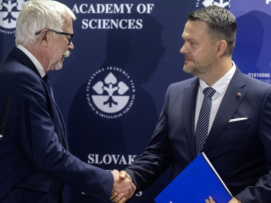 Na snímke minister investícií, regionálneho rozvoja a informatizácie Samuel Migaľ a bývalý predseda Slovenskej akadémie vied Pavol Šajgalík.