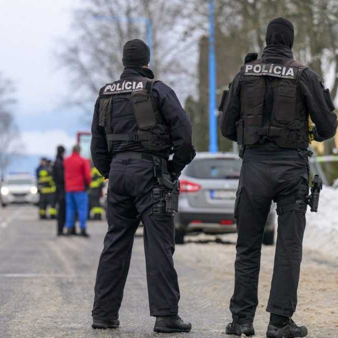 Policajti pri budove gymnázia po útoku nožom v Spišskej Starej Vsi.