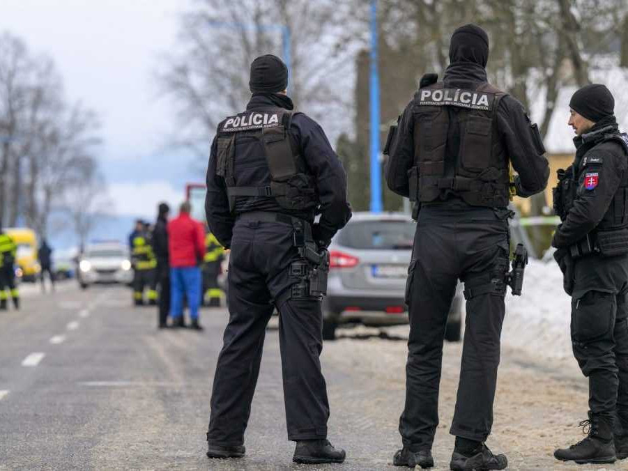 Policajti pri budove gymnázia po útoku nožom v Spišskej Starej Vsi.