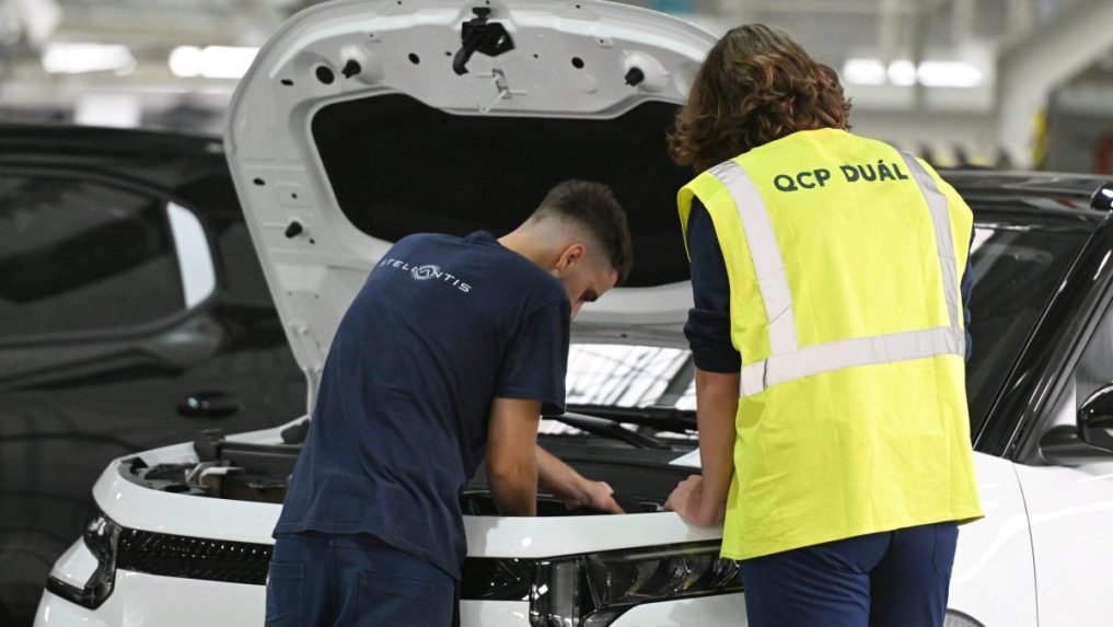 zamestnanci automobilky