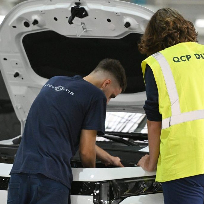 zamestnanci automobilky