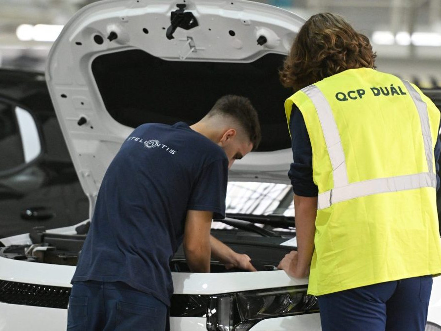 zamestnanci automobilky