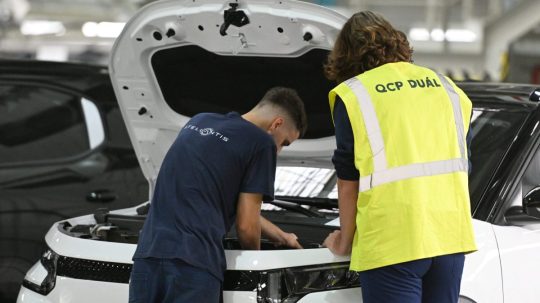 zamestnanci automobilky