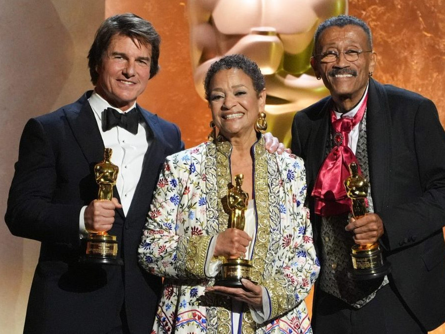 Zľava Tom Cruise Debbie Allenová a Wynn Thomas.