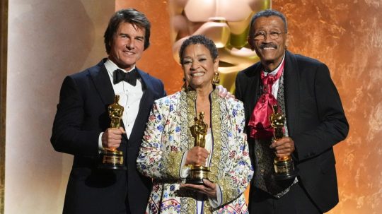 Zľava Tom Cruise Debbie Allenová a Wynn Thomas.